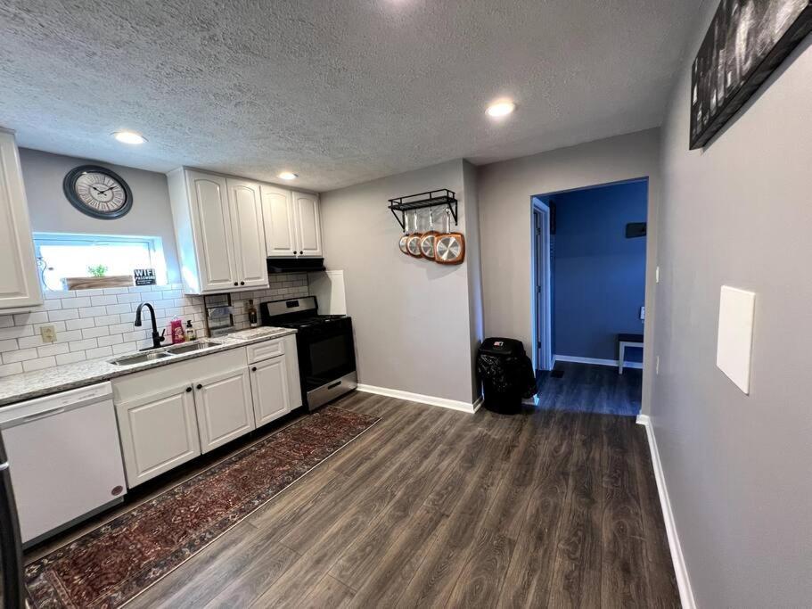 **stylish Pet Friendly 3 Bedroom House** * Cleveland
