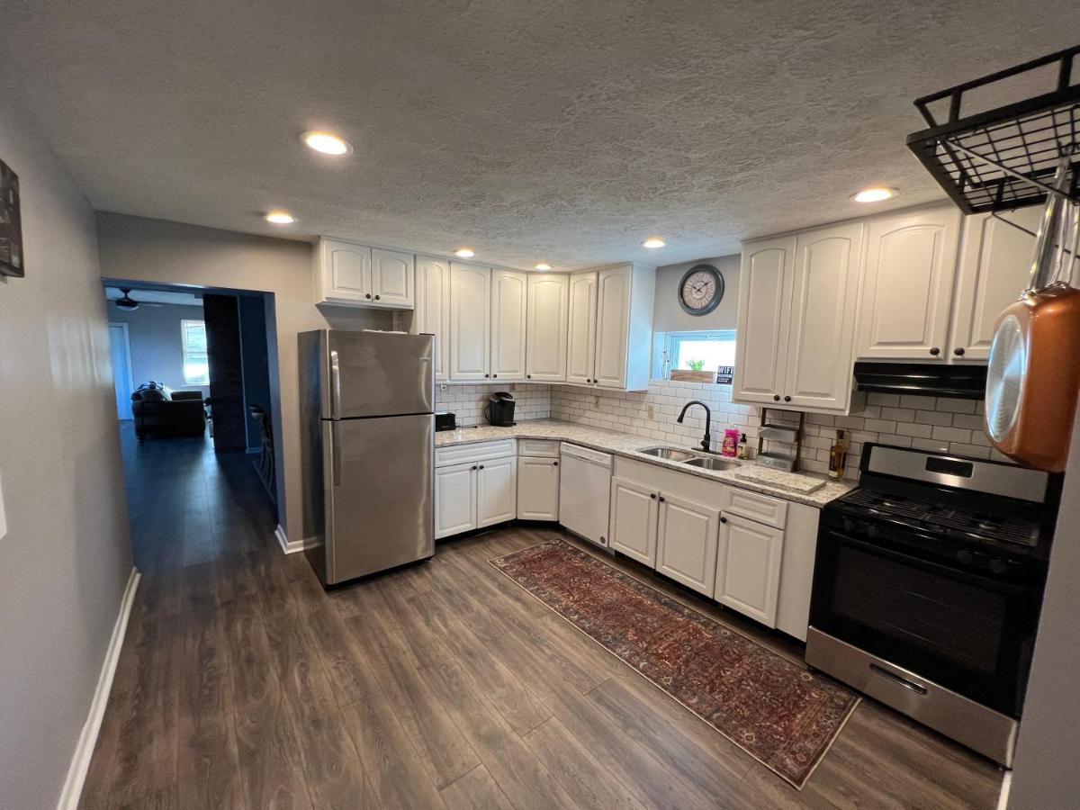 **stylish Pet Friendly 3 Bedroom House** Cleveland