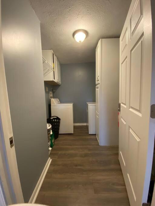 **stylish Pet Friendly 3 Bedroom House** Cleveland