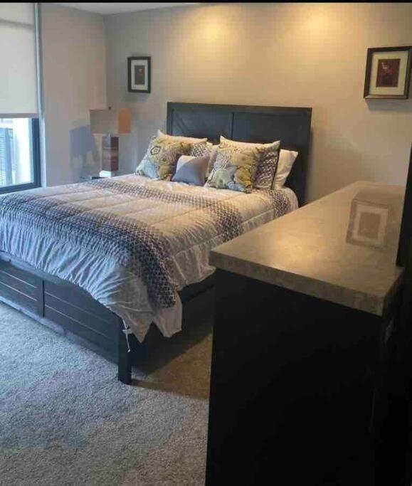 Downtown Waterview 1 Bedroom Loft With Fireplace Cleveland