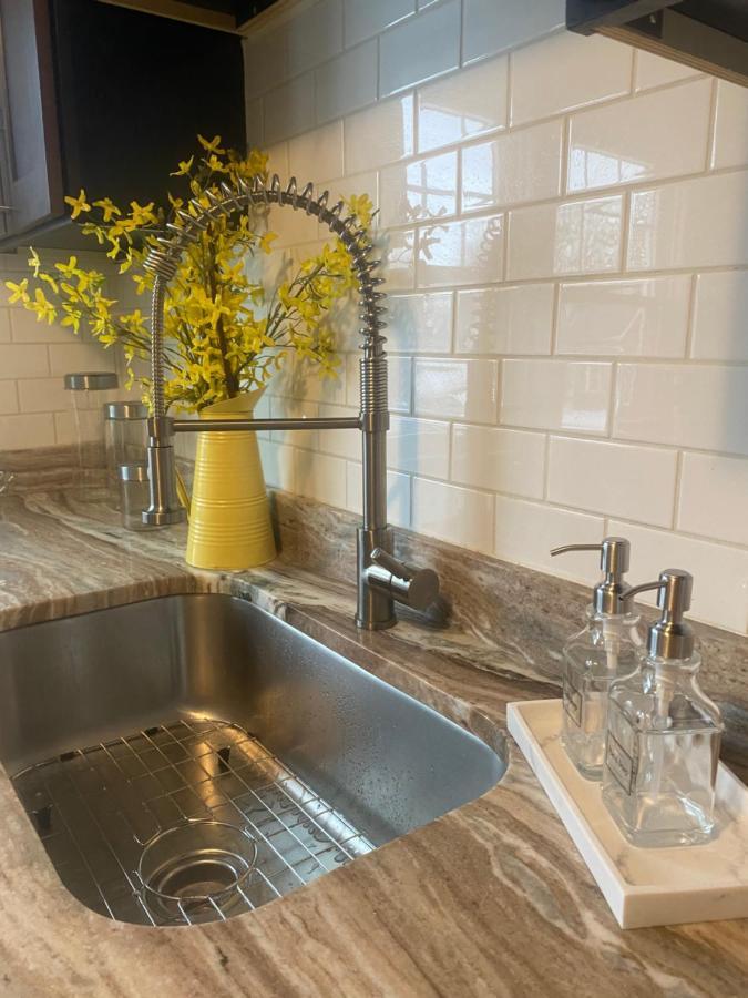 Cozy, Upstairs Pets Welcome With Fee Family Friendly Close To Everything