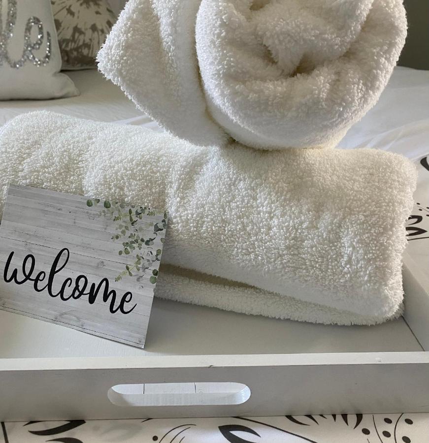 Cozy, Upstairs Pets Welcome With Fee Family Friendly Close To Everything Apartment Cleveland