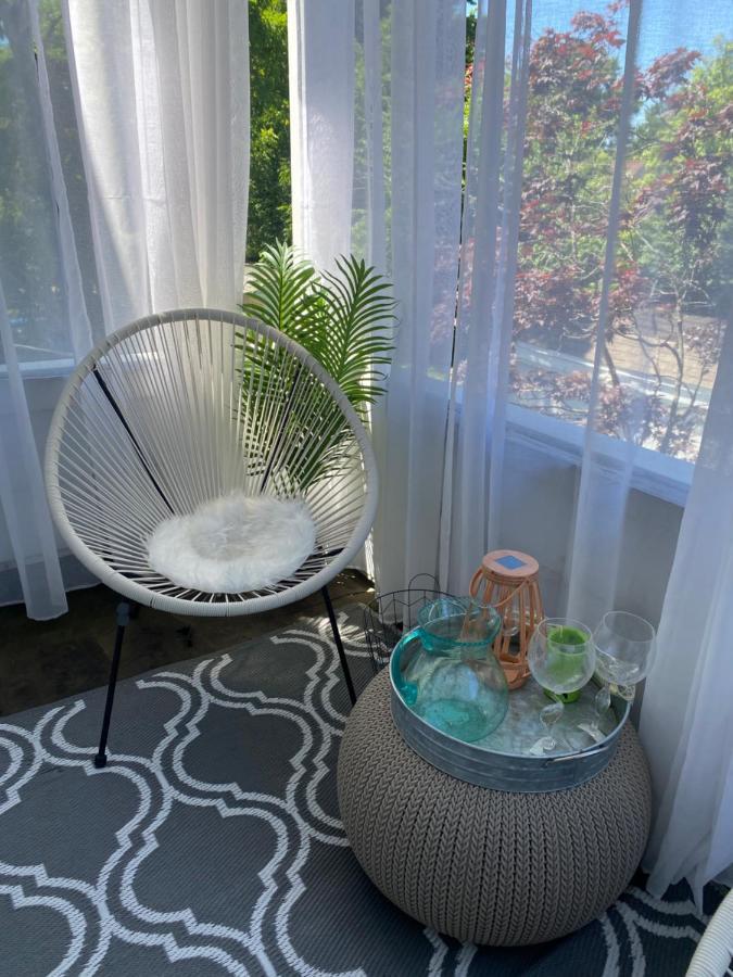 Apartment Cozy, Upstairs Pets Welcome With Fee Family Friendly Close To Everything