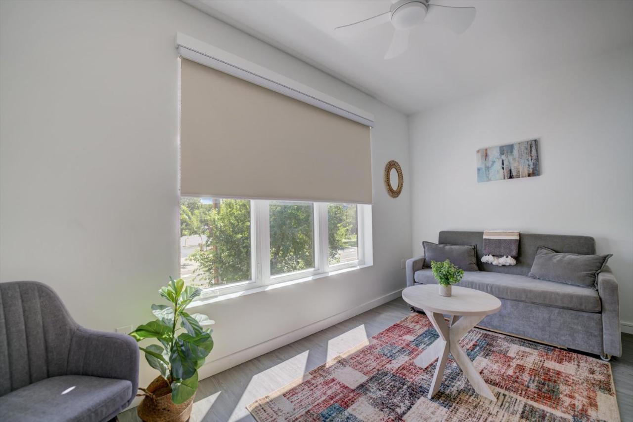 Frontdesk Tremont Oaks Micro Apts