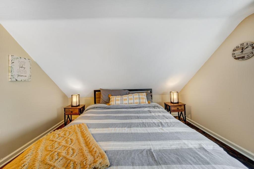 Cozy Chalet Bungalow In Westpark/cleveland