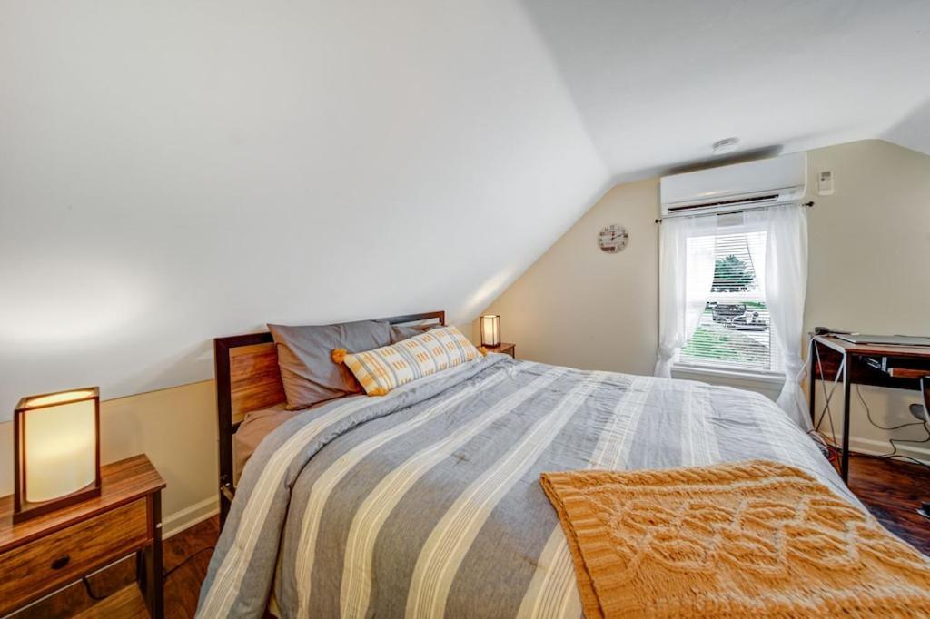 Cozy Chalet Bungalow In Westpark/cleveland *