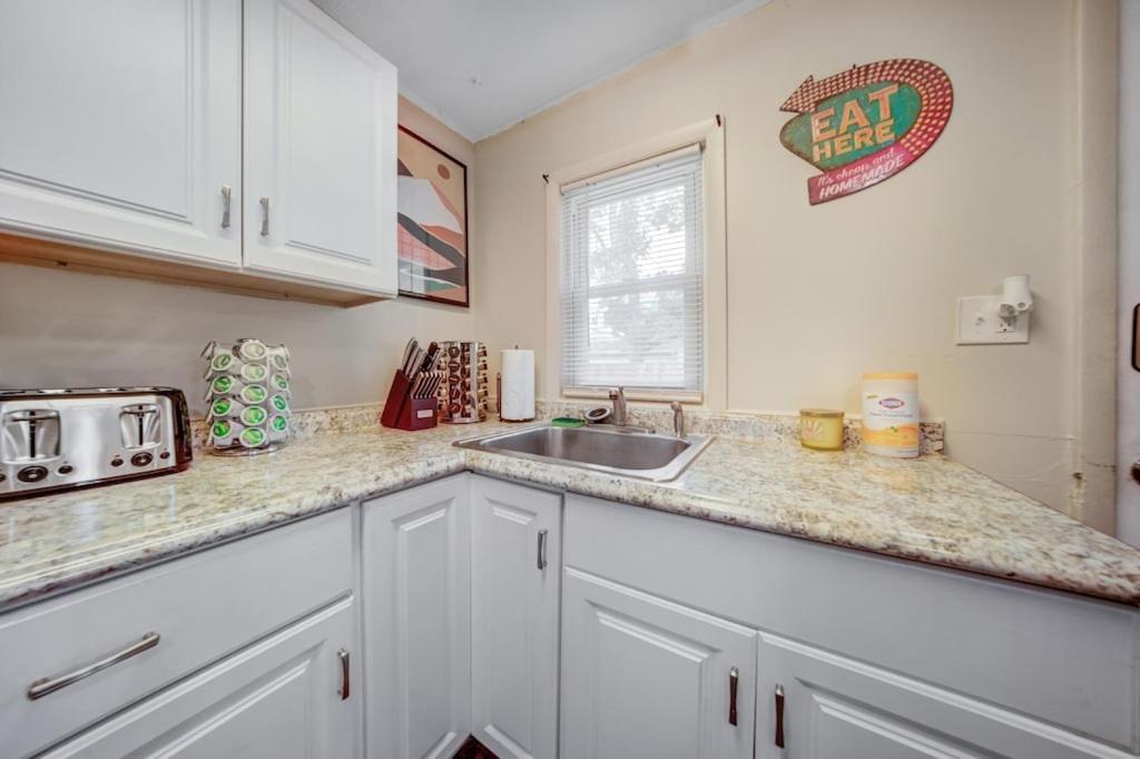 Cozy Chalet Bungalow In Westpark/cleveland Holiday home *