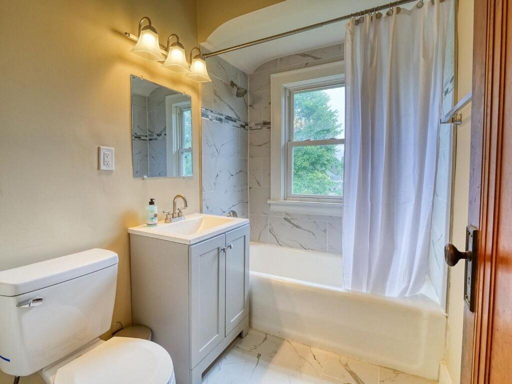 2 Bd Apt Near Shaker Heights Apartment *