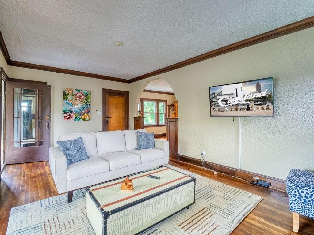 Apartment 2 Bd Apt Near Shaker Heights
