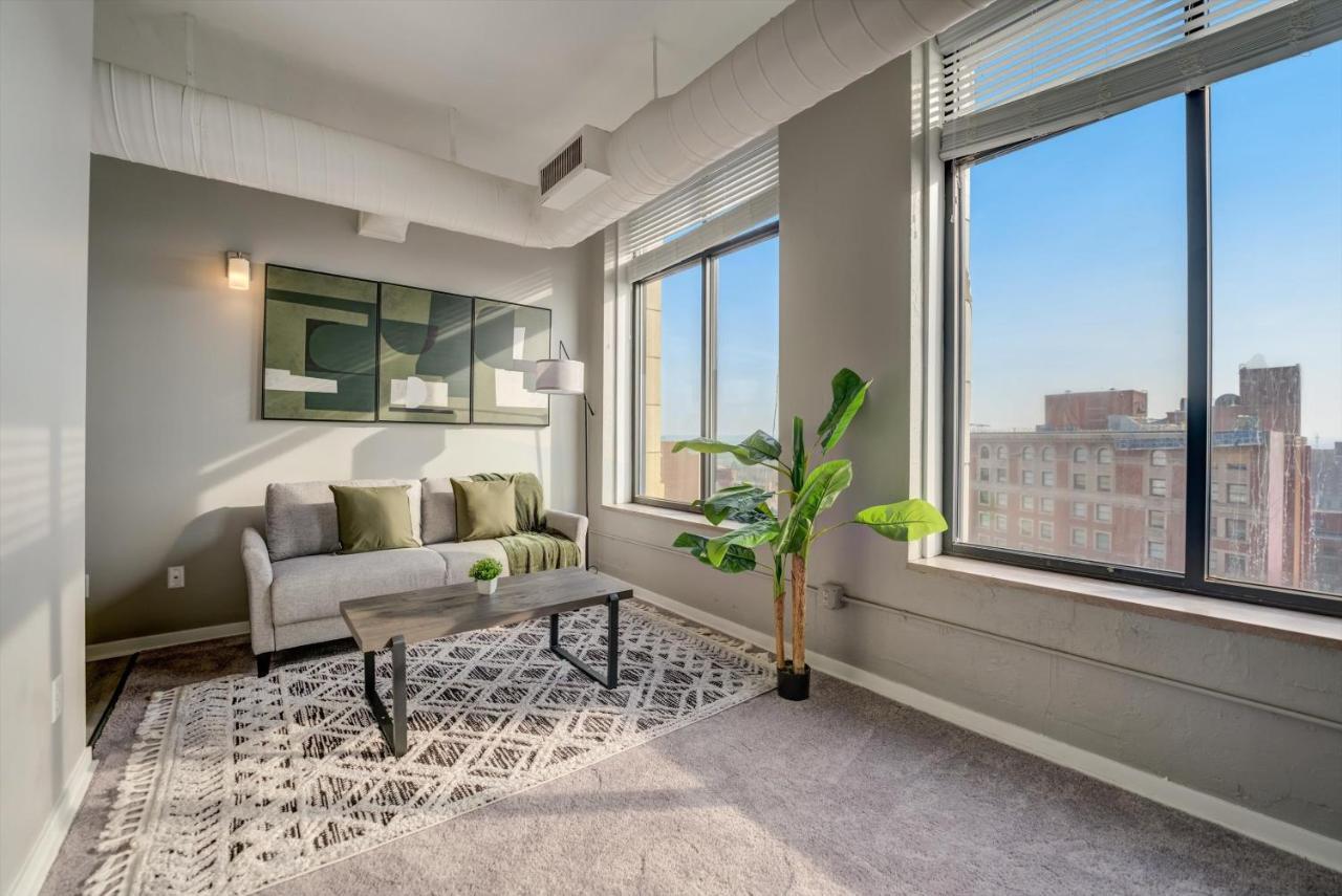 Frontdesk Huron Square Apts Downtown *