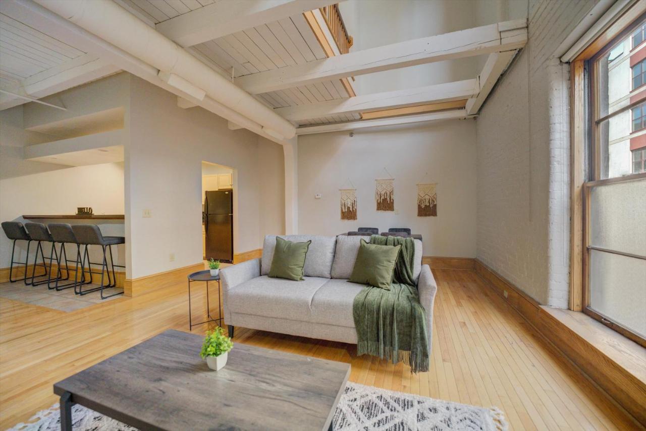 Frontdesk 2063 East 4th Street Apts Downtown Apartment *