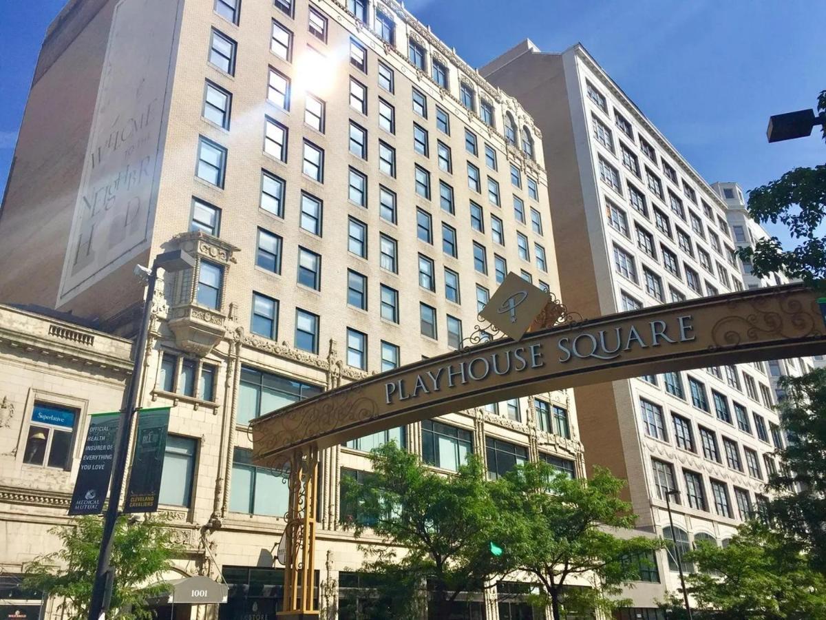 Frontdesk Huron Square Apts Downtown *