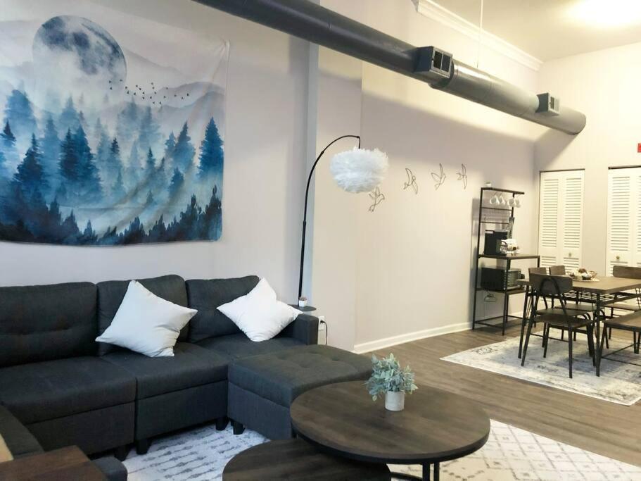 Downtown -modern First Floor Unit Apartment
