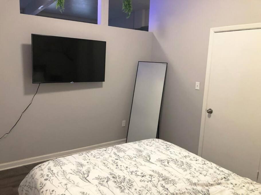 Downtown -modern First Floor Unit Apartment *