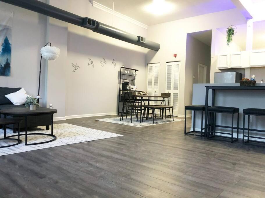 Downtown -modern First Floor Unit Cleveland