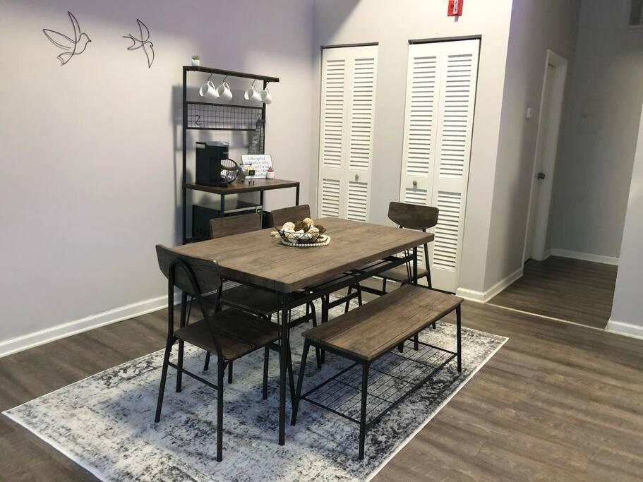 Downtown -modern First Floor Unit Cleveland