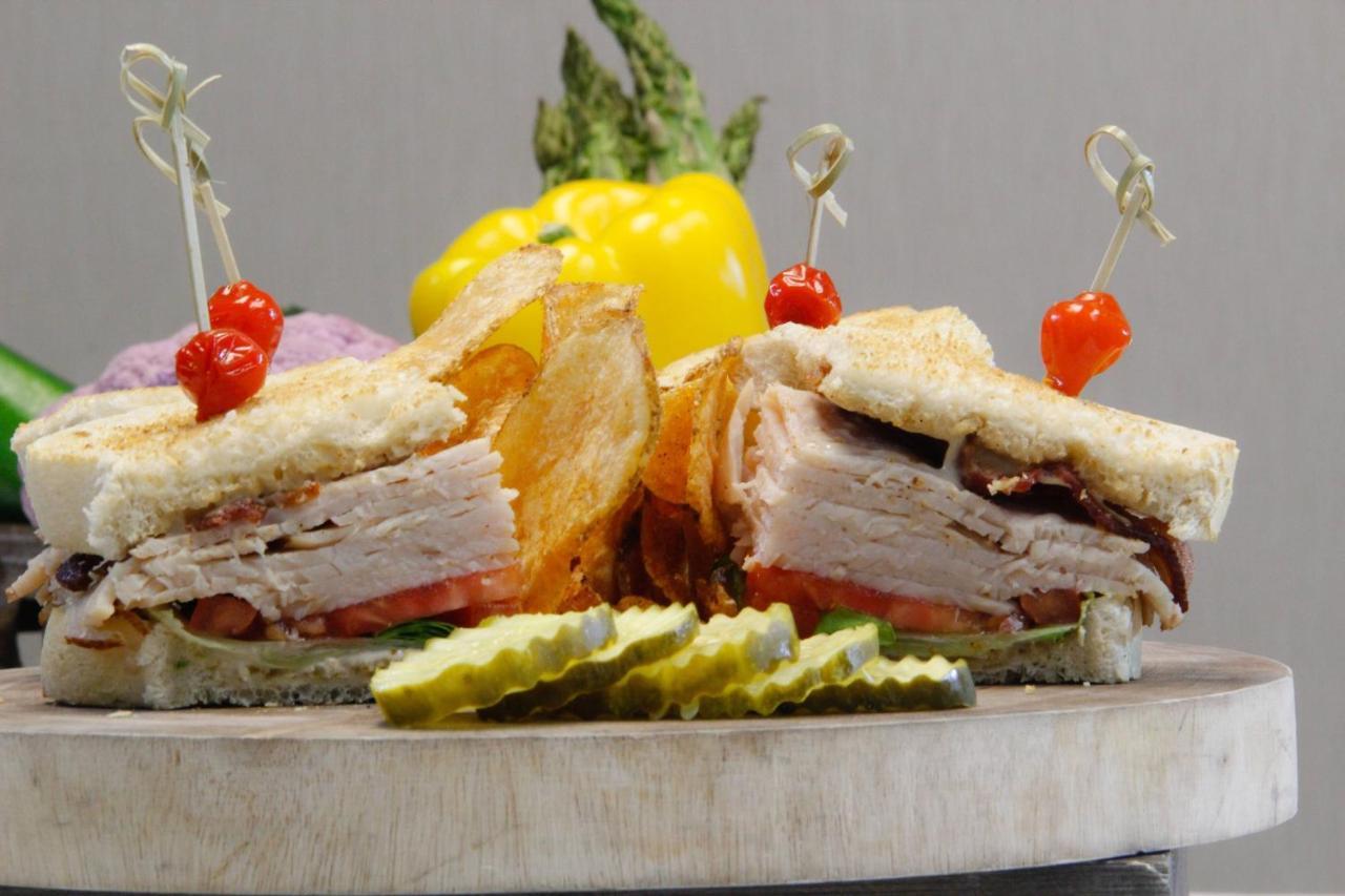 Hotel Marriott Downtown At Key Tower 4*