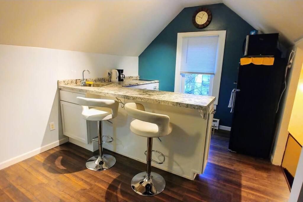 The House - Stickney Loft - Charming Third Floor Hideaway! Apartment *