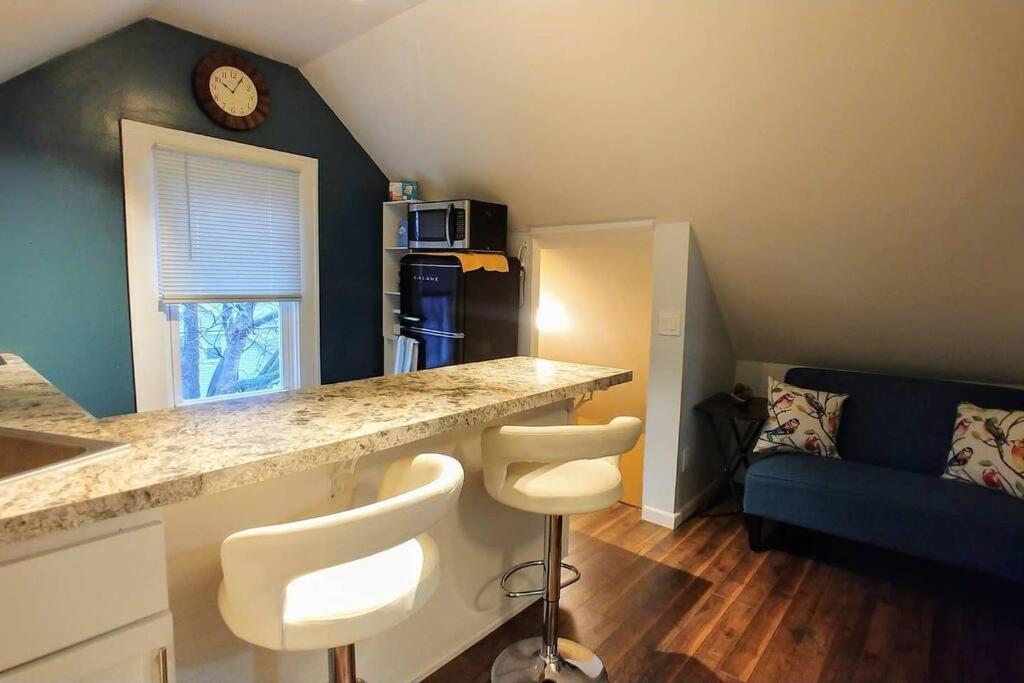 The House - Stickney Loft - Charming Third Floor Hideaway! Apartment *