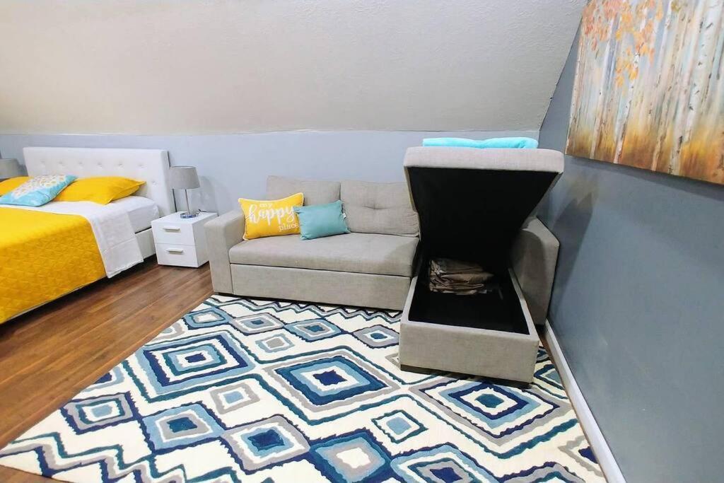 The House - Stickney Loft - Charming Third Floor Hideaway! Apartment