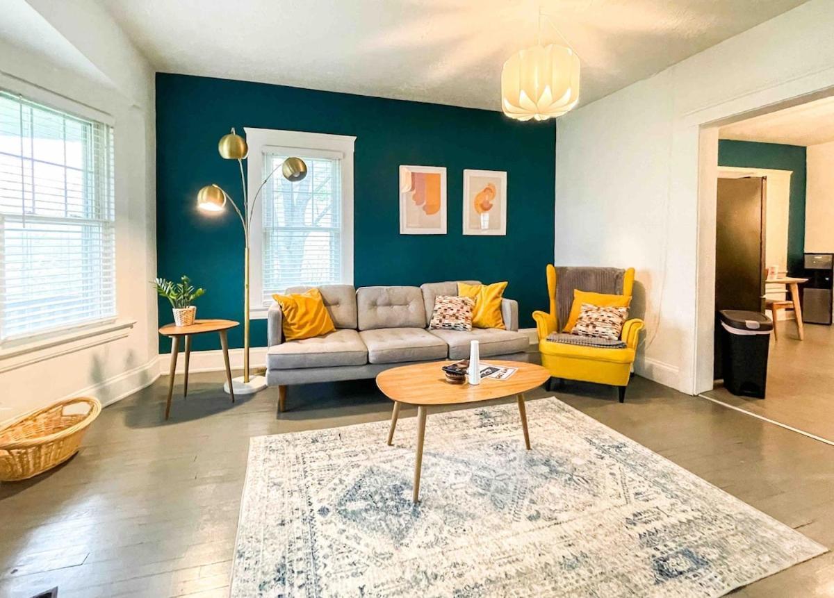 The Midcentury Modern 5 Min To Airport Pets! Apartment Cleveland