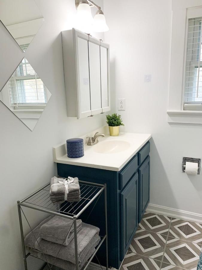 Cozy Near Airport & Parking * Cleveland
