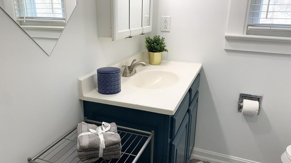 Cozy Near Airport & Parking