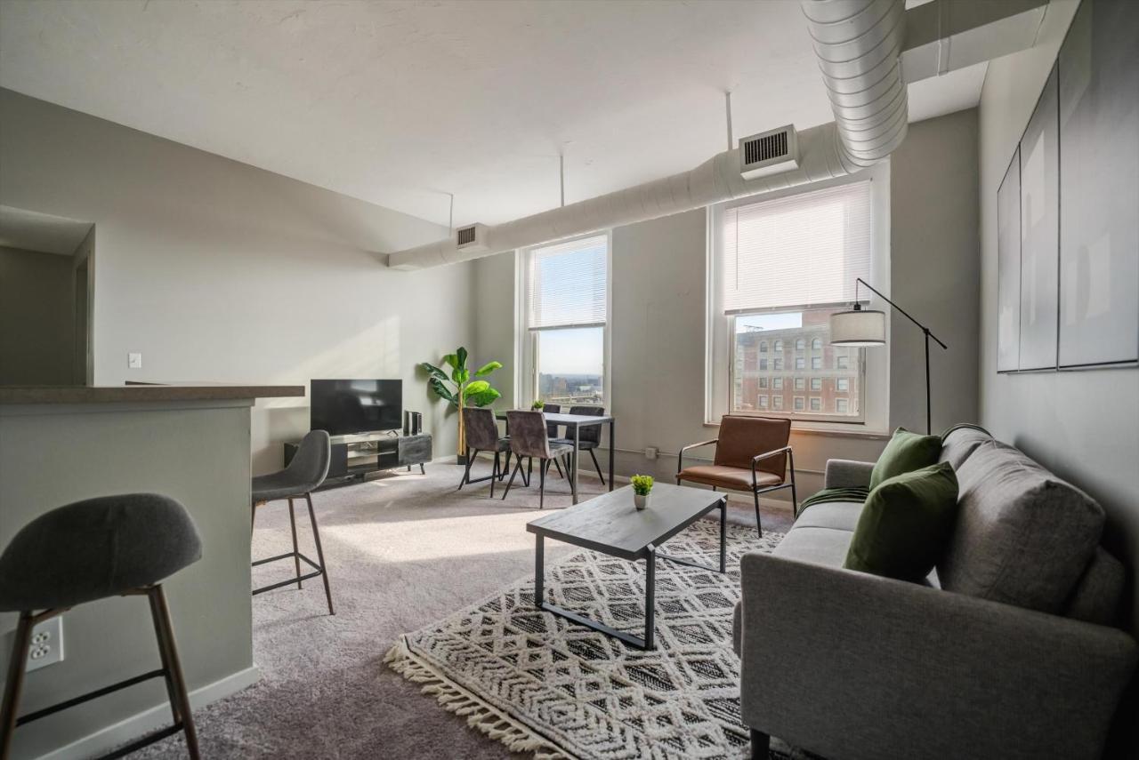 Frontdesk Huron Square Apts Downtown Apartment *