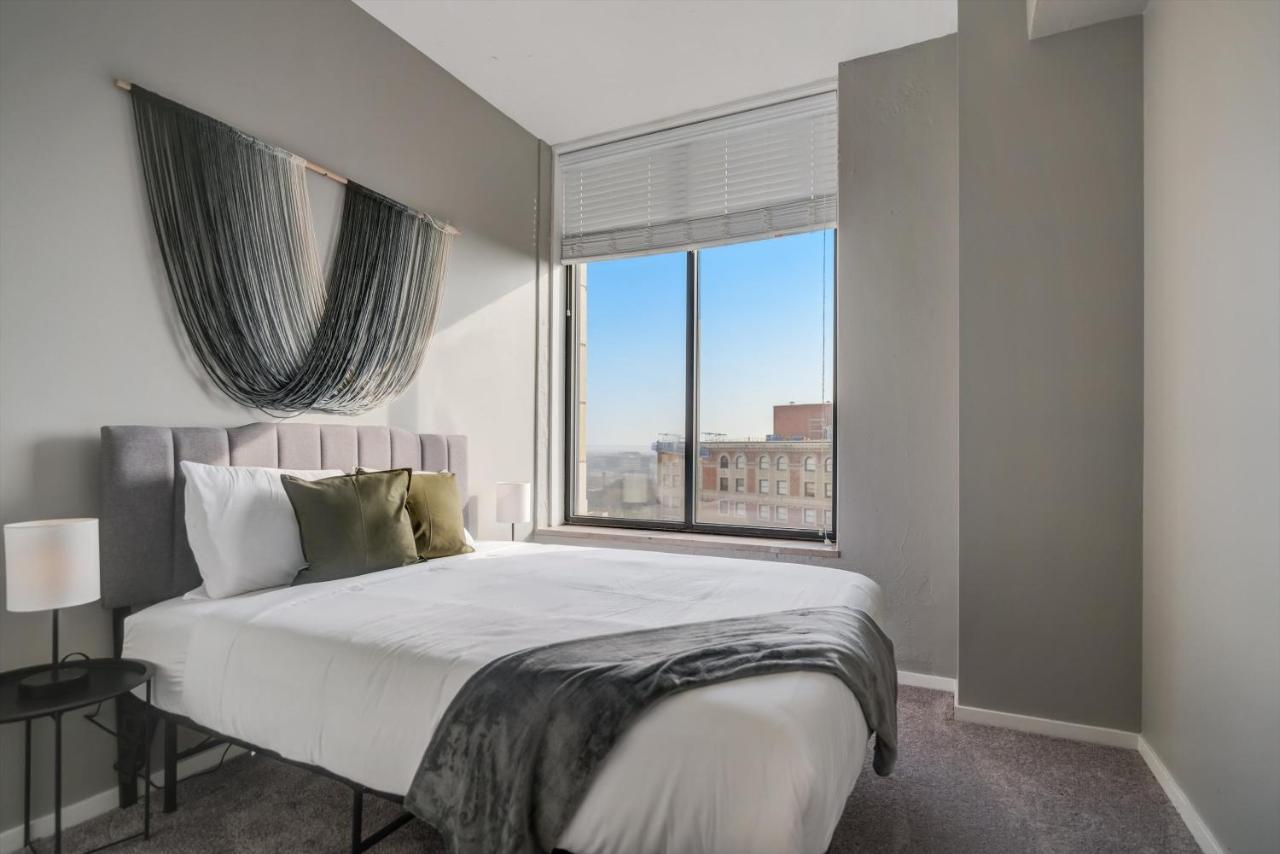 Frontdesk Huron Square Apts Downtown