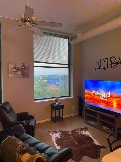 Downtown Cle Loft, River View, King Bed, Free Parking Apartment