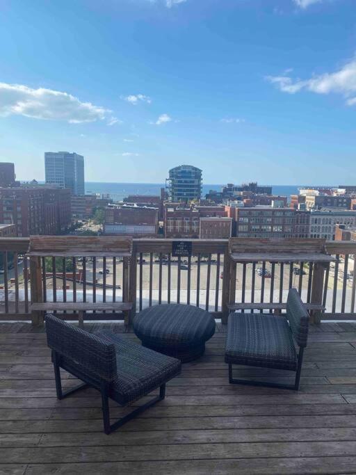 Downtown Cle Loft, River View, King Bed, Free Parking Apartment