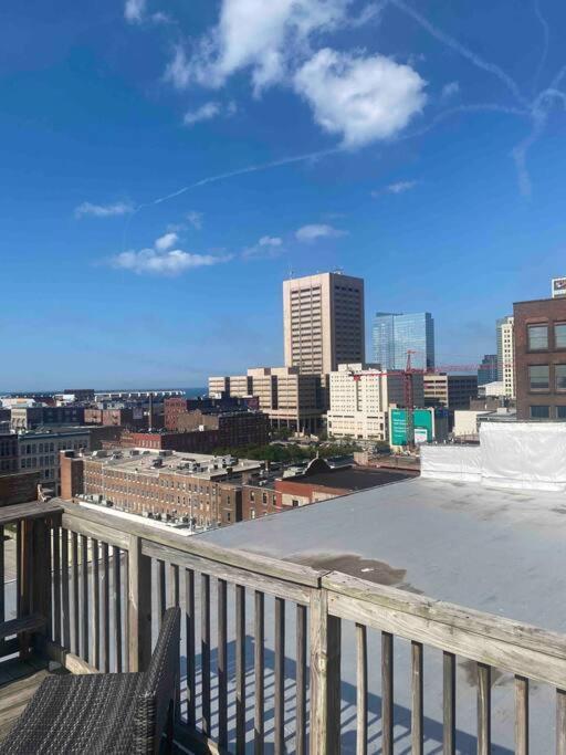 Downtown Cle Loft, River View, King Bed, Free Parking Apartment