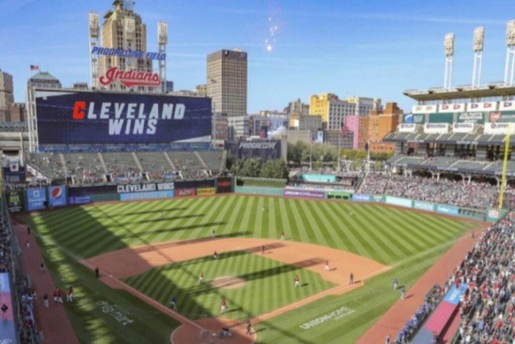 Downtown Cle Loft, River View, King Bed, Free Parking