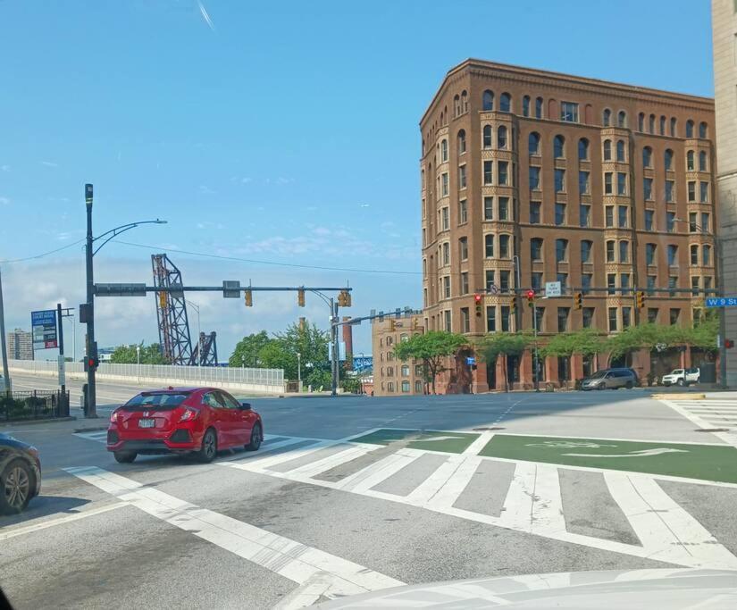 Downtown Cle Loft, River View, King Bed, Free Parking *