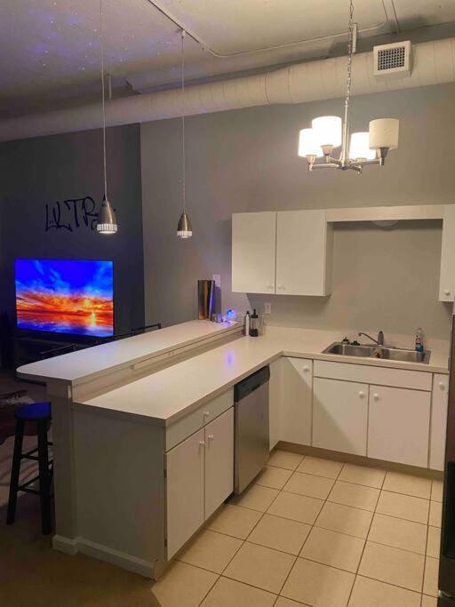 Downtown Cle Loft, River View, King Bed, Free Parking * Cleveland