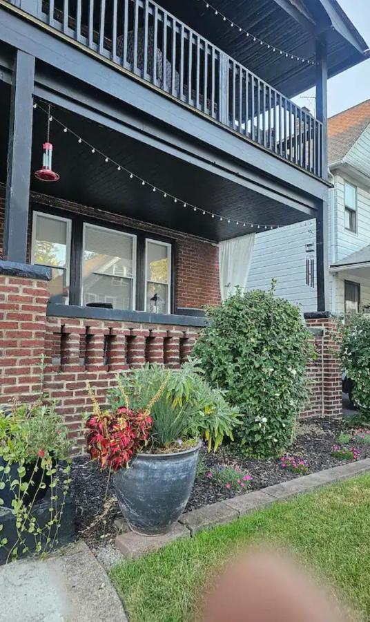 Holiday home Charming! Near Cle Clinic/uh/cwru/dwntwn W/porch *