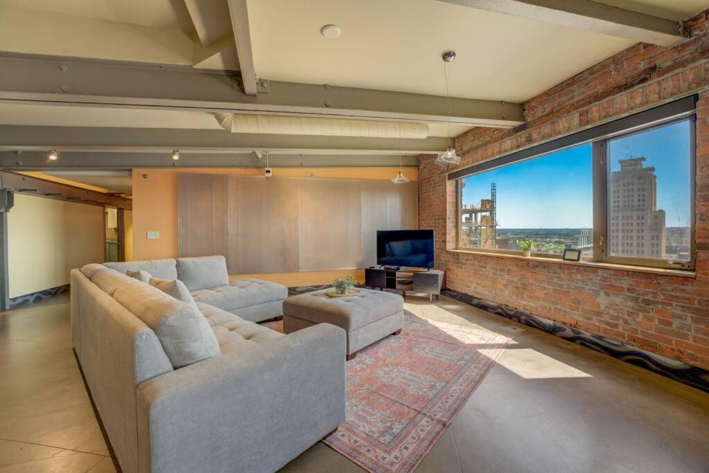1600 Kcm Penthouse