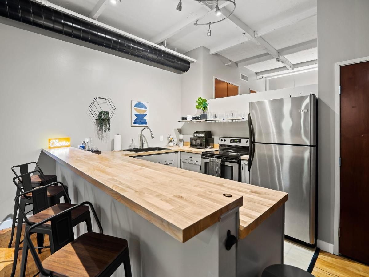 Lakefront Loft - Downtown - Shuffle Board Table Cleveland