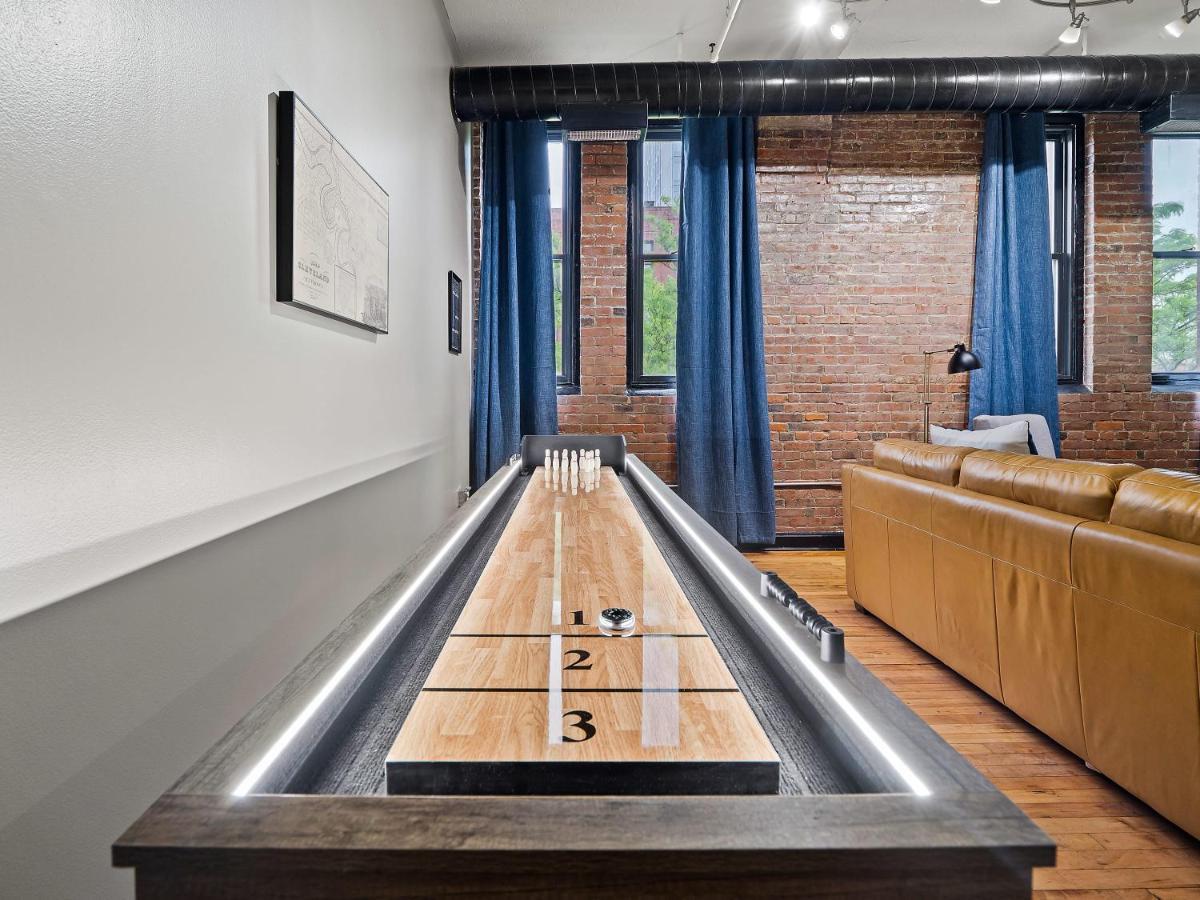 Lakefront Loft - Downtown - Shuffle Board Table * Cleveland