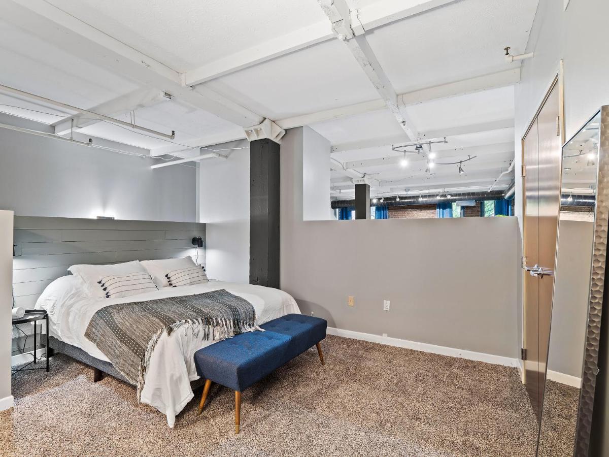 Lakefront Loft - Downtown - Shuffle Board Table * Cleveland