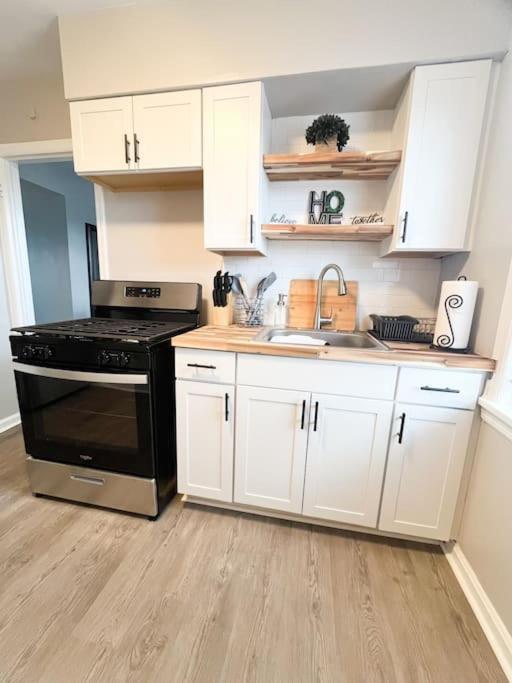 The Gateway: Entire 7 Mins From Airport Apartment