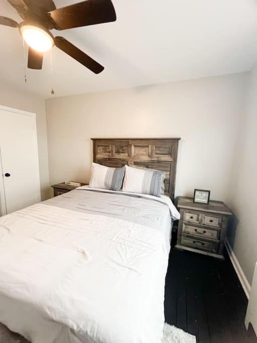 The Gateway: Entire 7 Mins From Airport Apartment Cleveland
