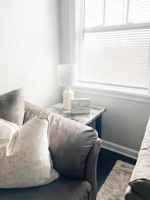 The Gateway: Entire 7 Mins From Airport Apartment