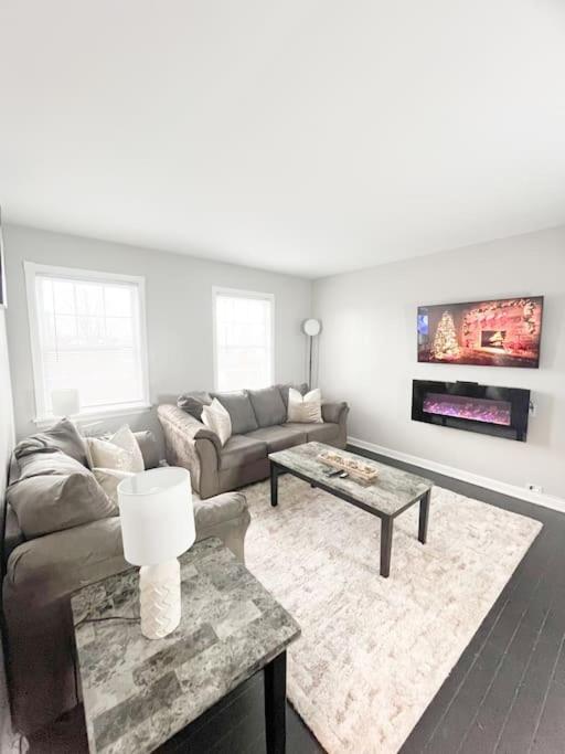 The Gateway: Entire 7 Mins From Airport Cleveland