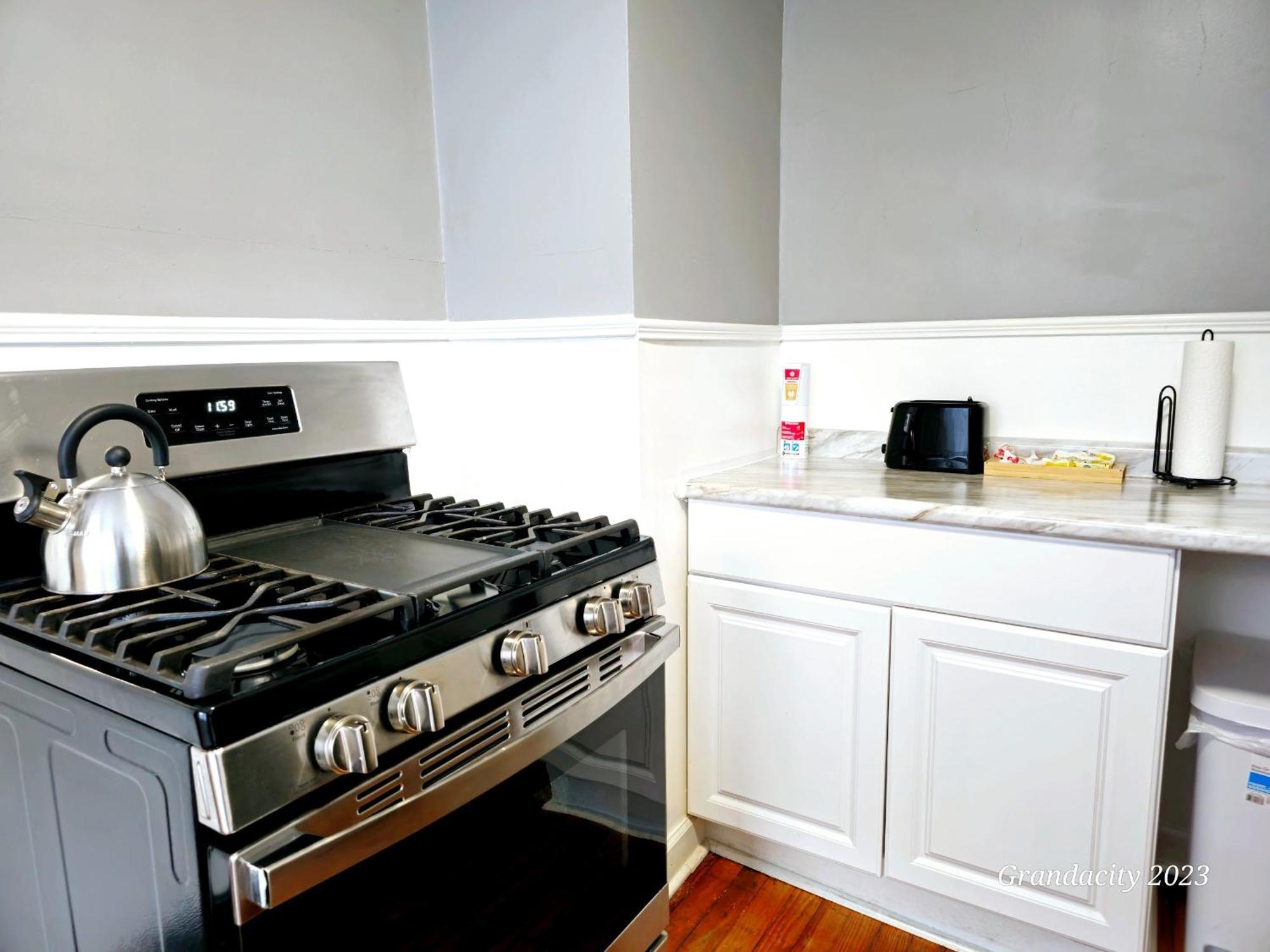 Lovely! Near Cleve Clinic/uh/cwru/dwntwn W/porch