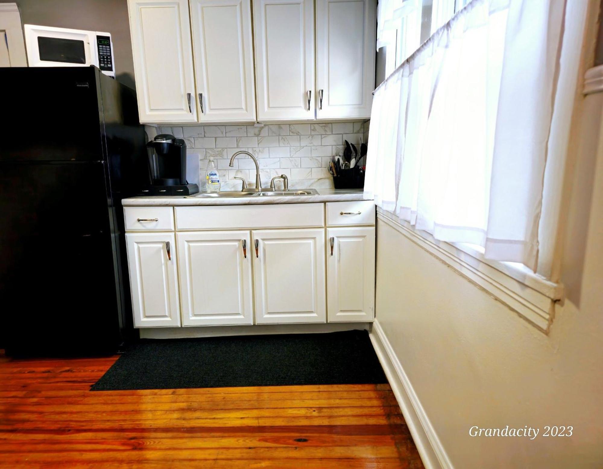 Holiday home Lovely! Near Cleve Clinic/uh/cwru/dwntwn W/porch *