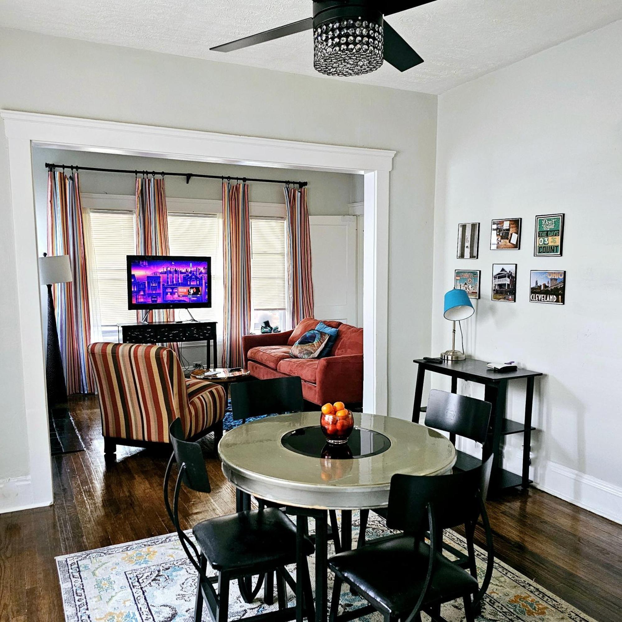 Charming! Near Cle Clinic/uh/cwru/dwntwn W/porch Holiday home *