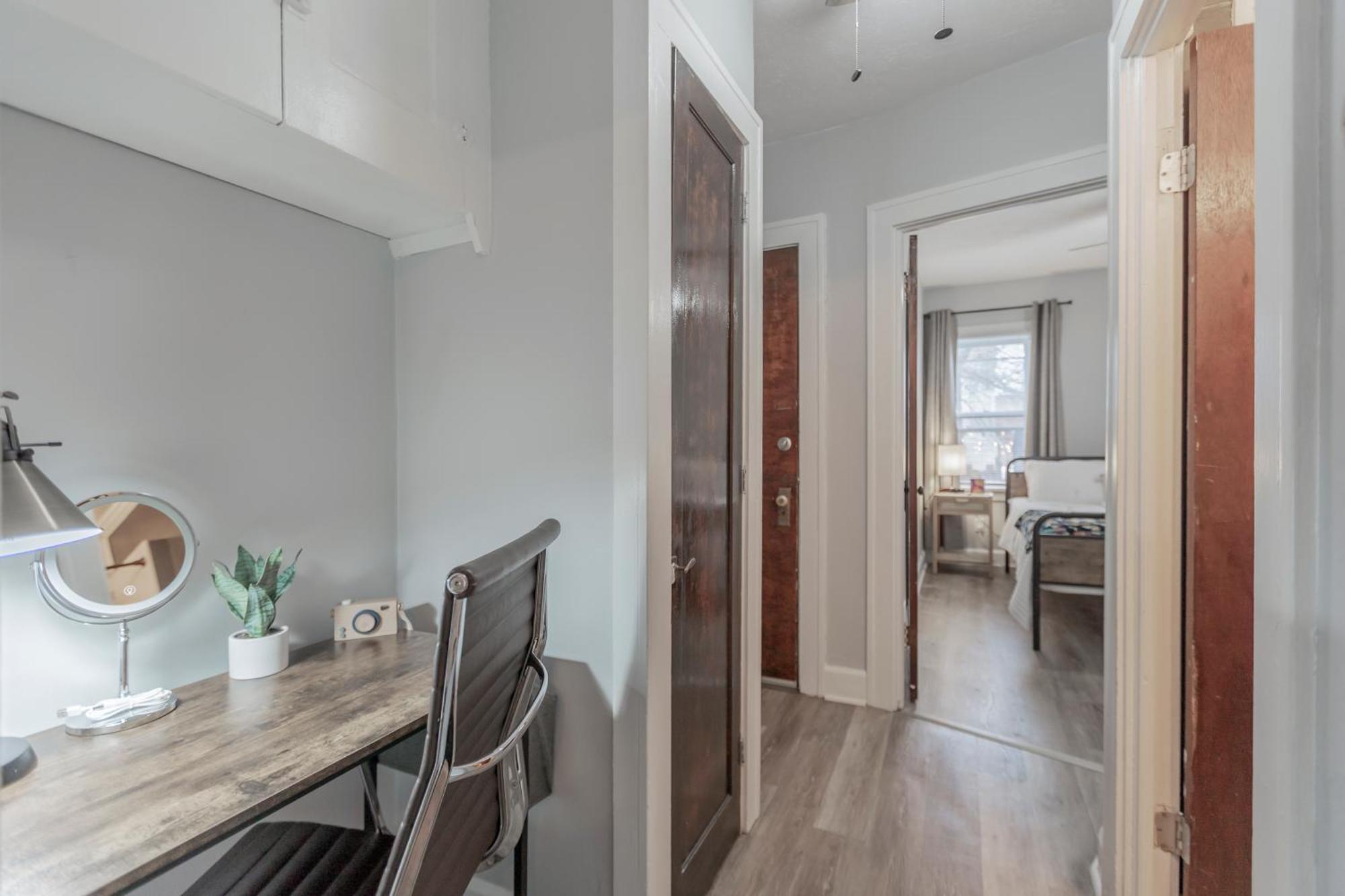 New Updated Apt In The Heart Of Little-italy With Massage Chair And A Hot Tub! *