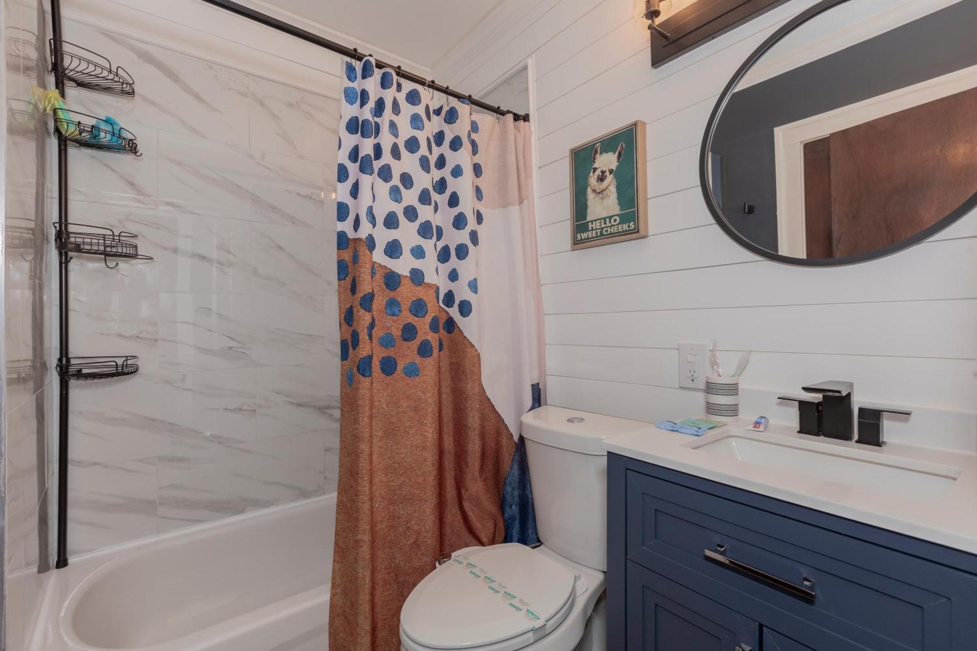 New Updated Apt In The Heart Of Little-italy With Massage Chair And A Hot Tub! Apartment Cleveland