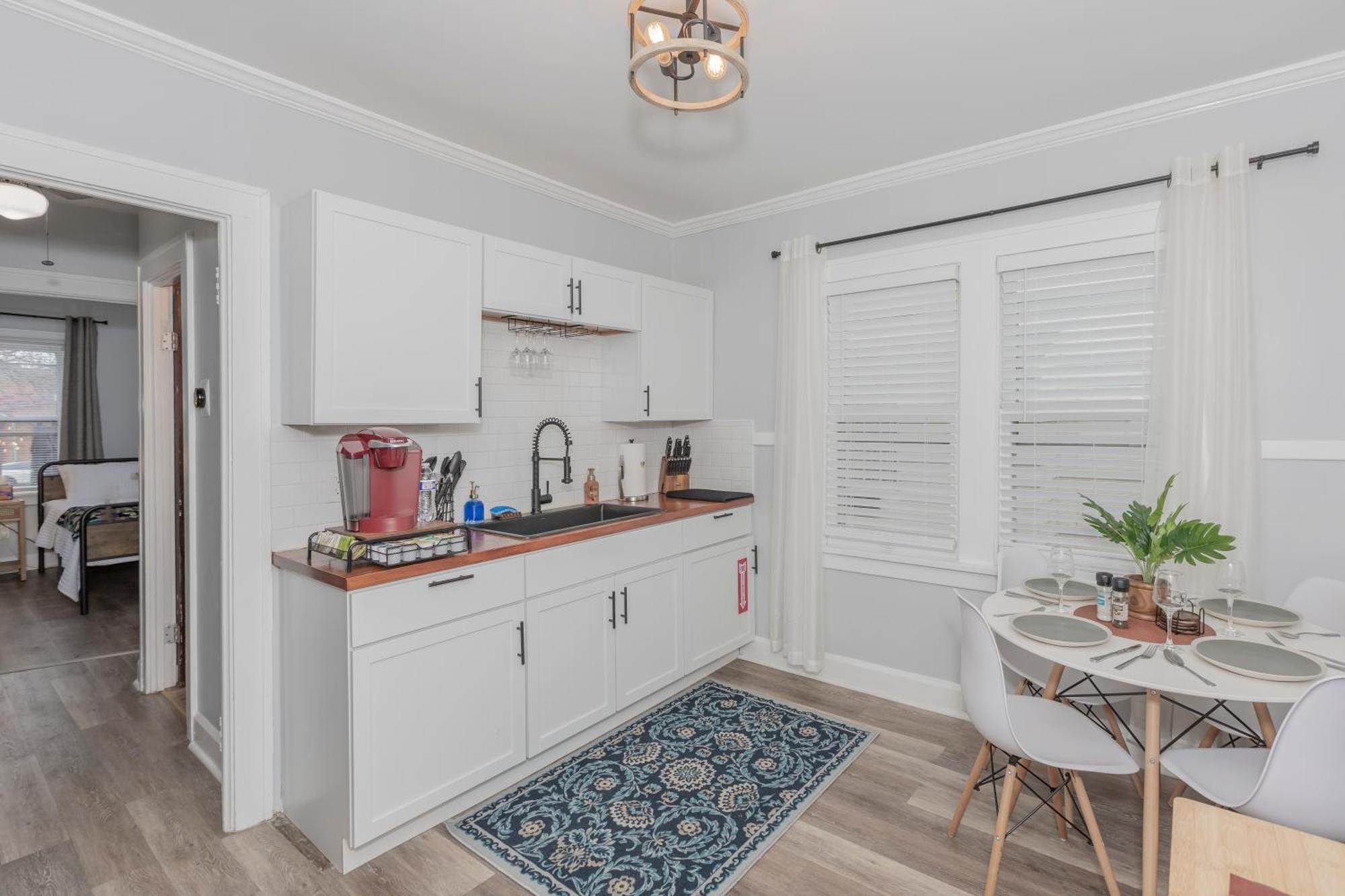 New Updated Apt In The Heart Of Little-italy With Massage Chair And A Hot Tub!